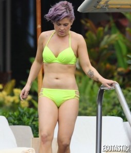 kelly-osbourne-poolside-in-a-bikini-in-hawaii-06-400x470